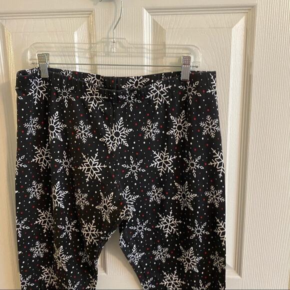 No Boundaries Winter Snowflake Cropped Leggings Juniors Plus Size 21 / XXXL - Picture 2 of 6